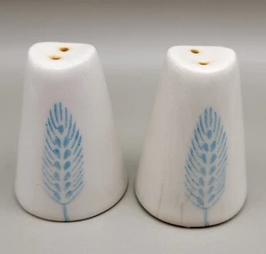 Vintage Small Ceramic Salt and Pepper Shaker Set Blue Feathers Whatnots 1 3/4" - Picture 1 of 9