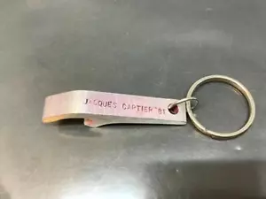 Vintage Promotion Keyring JACQUES CARTIER 81 Keychain BOTTLE OPENER Porte-Clés - Foto 1 di 3