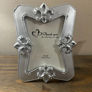 Cornice portafoto tono argento 4x6 accento Fleur Di Lis - Foto 1 di 3