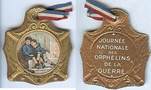 Insigne journées - Melle VIGREUX journée nationale orphelins guerre dos cuivré - Bild 1 von 1