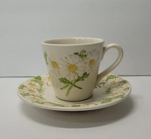 Taza de café y platillo de colección MCM Metlox Poppy Trail esculpido patrón margarita - Imagen 1 de 6