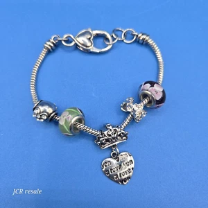 Pulsera con dije de cuentas de vidrio tono plata corazón estrás 7,75" ajustable - Imagen 1 de 6