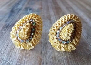 Vintage 50s 60s Large Cream Yellow Resin Rhinestone Clip-On Earrings 1 1/2" - Bild 1 von 3