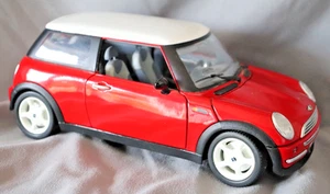 2003 MINI Cooper R50 Model Die Cast Car 118 Scale Red White Roof Vehicle - Picture 1 of 6
