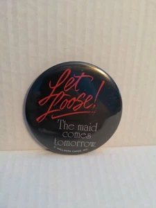 ¡Suelta! The Maid Comes Tomorrow Button Hallmark Slogan Pinback   - Imagen 1 de 7