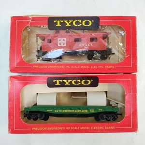 HO Scale Train Cars Mixed Lot of 2 Tyco Train Cars & Pipe With Red Boxes Vtg - Picture 1 of 6