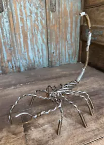 Gedrehte Metall-Kunstskulptur aufgerollt Skorpion 9 Zoll T Wüste Spinnentier Handarbeit - Bild 1 von 7