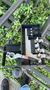 2014-2020 GMC YUKON SIERRA POWER POSITIVE BATTERY DISTRIBUTION BLOCK OEM - Picture 1 of 2