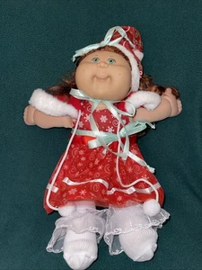 2004 Cabbage Patch PA 23, kastanienbraunes Seidenhaar, grüne Augen, wunderschönes Outfit - Bild 1 von 3