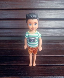 Barbie Club Chelsea Junge Puppe grün gestreift Kamera Shirt 2016 - Bild 1 von 3