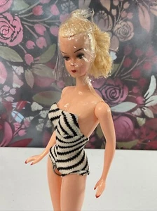 VINTAGE SELTENE HONGKONG LILLI BARBIE PUPPE IM ZEBRA BADEANZUG 065 - Bild 1 von 19