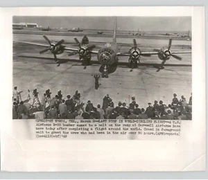 BOMBARDERO DE LA FUERZA AÉREA B-50 1er vuelo alrededor del mundo Fort Worth Texas 1949 foto de prensa - Imagen 1 de 2