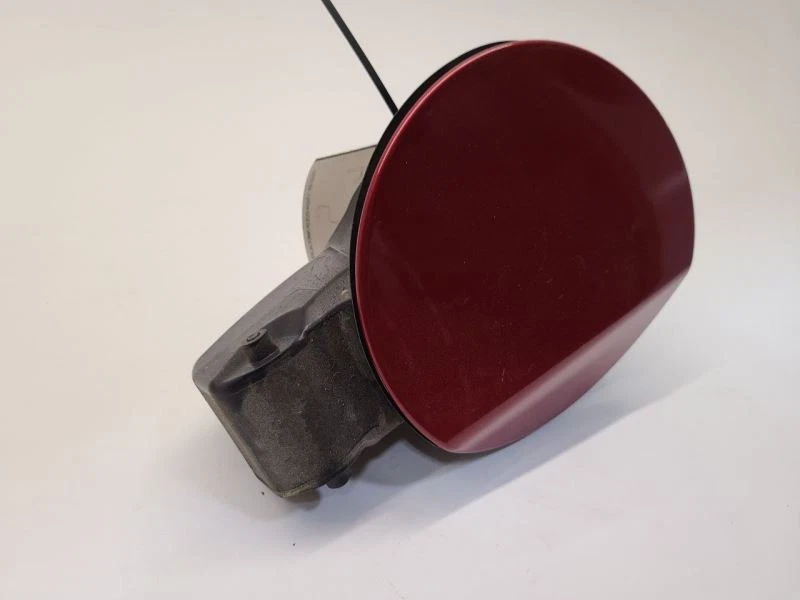 Красная дверь топливного бака 2012-2016 Chevrolet Cruze - Изображение 1 из 4