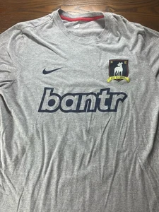 Nike Herren AFC Richmond Ted Lasso Bantr grau Grafik T-Shirt Größe XL - Bild 1 von 8