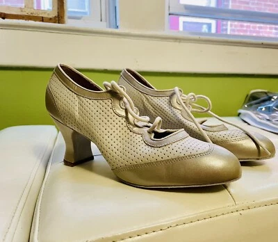 RARE Vintage 80s CAPEZIO Granny Style 2tone Lace Up Dress Shoes 7.5 Wing Tip - Image 1 of 4