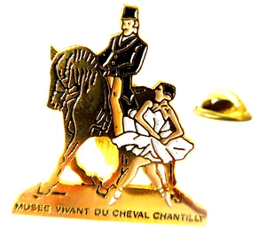 PIN'S PINS EPINGLETTE - MUSEE VIVANT DU CHEVAL CHANTILLY DANSEUSE - Imagen 1 de 1