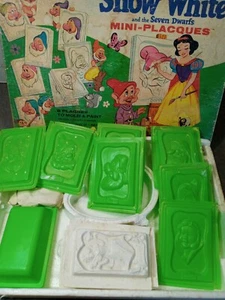 Vintage Walt Disney's Snow White & the Seven Dwarfs mold & paint set - Picture 1 of 12