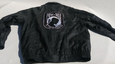 Chaqueta de cuero Giovanni Verucci POW MIA You Are Not Forgotten y parches de bandera de Estados Unidos Foto 1 de 4