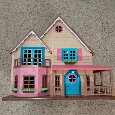 Casa de muñecas Li'l Woodzeez madreselva en la ladera casa de muñecas con luces de trabajo Calico Foto 1 de 4