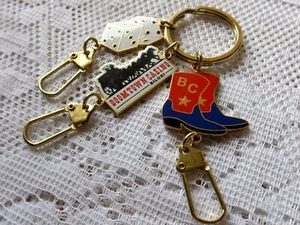 BOOMTOWN CASINO - DADOS - BOTAS VAQUERAS LLAVERO * METAL * - Imagen 1 de 3