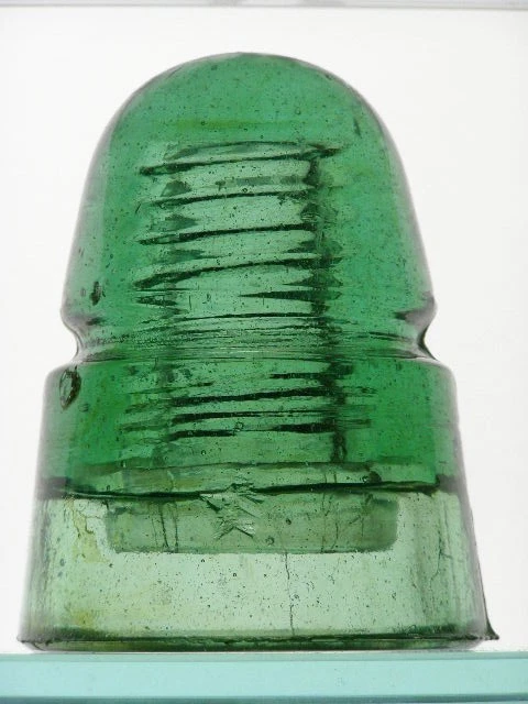 CD 145 [10] green glass "beehive" insulator with 5-pointed star - Image 1 of 4