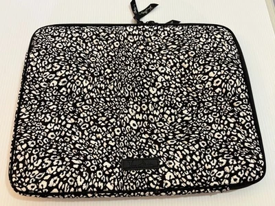 EXCELENTE Vera Bradley Preto Branco Leopardo Estampa de Gato 13" Bolsa de Computador Laptop - Imagem 1 de 4