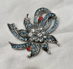 Broche prendedor cinta flor estrás azul blanco rojo de colección - Imagen 1 de 4