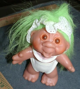 Norfin Troll Dam Muñeca Pechera Pañal Bebé Cabello Verde Conjunto 5" NUEVO 1986 Boca Abierta - Imagen 1 de 3