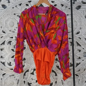 Vintage Gillian 100 % Seide Body Bluse Größe 6 Hergestellt in Korea Blumenmuster Wickeloptik - Bild 1 von 6