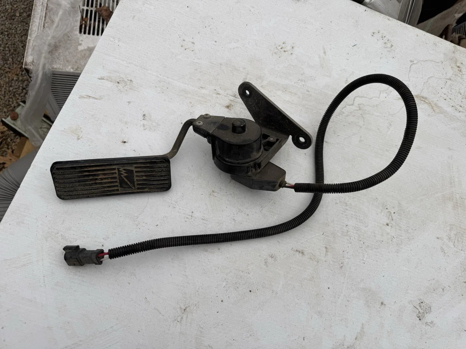 PEDAL ACELERADOR FREIGHTLINER A01-25171-001 FL50 FL60 FL70 FL112 PEDAL GAS Foto 1 de 4