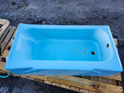 1968 Vintage Blue 3x5 Bathtub in Great Condition(Perfect for restoration) - Image 1 of 2