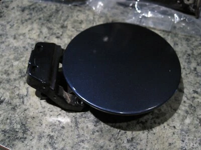 2007 Kia Rondo Fuel Filler Door OEM Velvet Blue Metallic color code K5 Foto 1 de 2