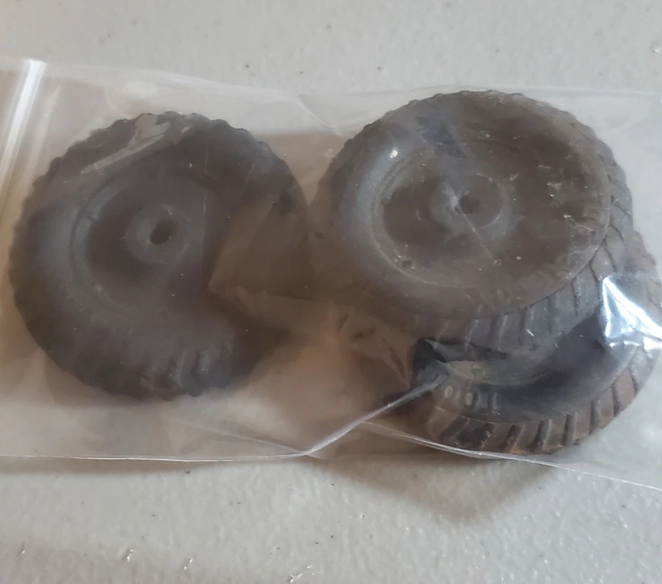 Lote de tres neumáticos de goma de juguete Tootsie años 50 Foto 1 de 4