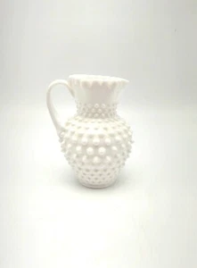 Jarra vintage de vidrio de leche blanco Hobnail con borde con volantes mango aplicado 6" - Imagen 1 de 11