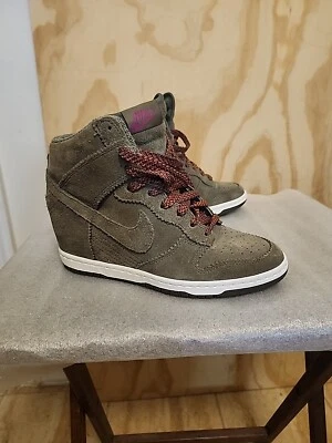 耐克 Dunk Sky Hi 中号麂皮绒橄榄色运动鞋女式 8 码 528899-200 — 第 1/4 张图片