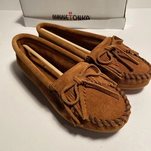 Minnetonka Women's 402 Kilty Hardsole Moccasin Loafer Shoes Brown Size 5 - Picture 1 of 7