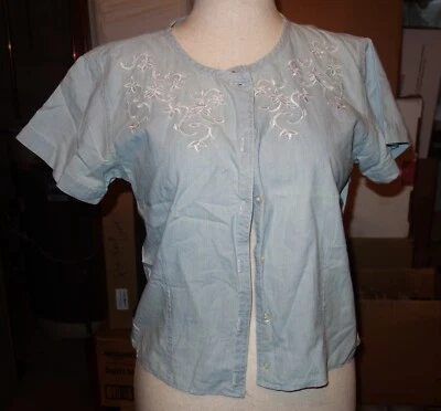 Blusa Liz Wear azul claro manga corta con bordado floral en la parte delantera talla pequeña Foto 1 de 4