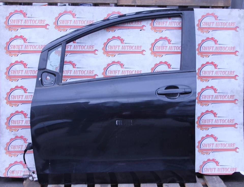 Puerta delantera izquierda Toyota Yaris MK2 (XP90) negra 5 puertas hatchback 2006-2011 Foto 1 de 4