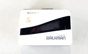 Reproductor de cinta de casete Walkman Sony WM-38 de colección blanco gris para piezas o reparación - Imagen 1 de 4