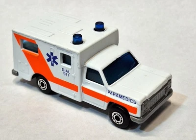 Ambulancia Matchbox blanca y naranja Foto 1 de 2