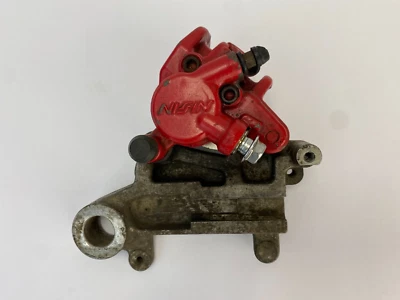 Pinça de freio traseira SUZUKI DR 350 S 1992 6910015D10 - Imagem 1 de 4