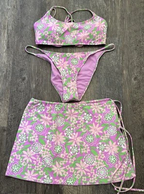 Conjunto de traje de baño bikini de 3 piezas con falda Cabana Del Sol, púrpura floral talla: grande Foto 1 de 2