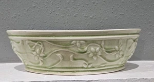 Maceta Ovalada Salvia Pálida Verde Apio Cerámica Esmalte Floral Vid Poco Profundo Mediados de Siglo - Imagen 1 de 7