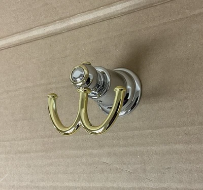 Elegante bata doble o gancho para toalla de latón cromado y pulido de Moen Foto 1 de 2