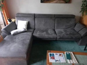 Graues Sofa mit Recamiere, elektrisch verstellbar - Bild 1 von 5