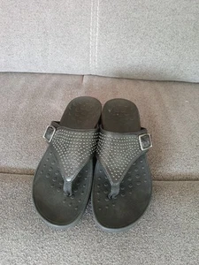 Vionic "Capitols" Women’s 9M Black Buckle  Thong Studded Wedge EUC! - Picture 1 of 5