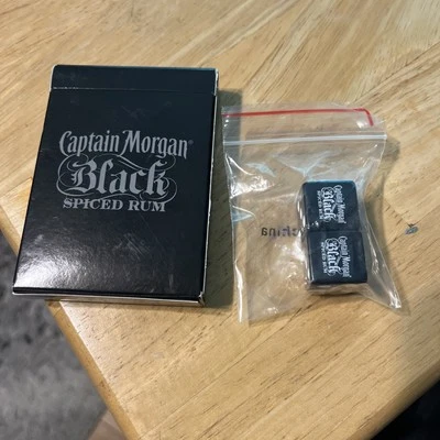 Lote de cartas de ron especiado negro Captain Morgan y un par de dados Foto 1 de 4