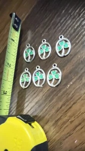 Menge 6 Silber und Grün Kleeblatt Charms Irisch, St. Patrick’s Day - Bild 1 von 3