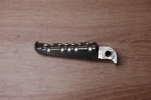 Reposapiés trasero derecho clavija/pedal Yamaha FZ6 FZ1 FZ8 FZ09 FZ07 FJ09 XSR900 3VR - Imagen 1 de 3