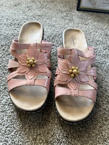 Clarks Pantoletten Sandalen Damen 9M Leder Keilabsatz Komfort Boho NEU - Bild 1 von 5